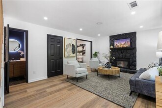 1249 N Lea Ct SE in Smyrna, GA - Foto de edificio - Building Photo