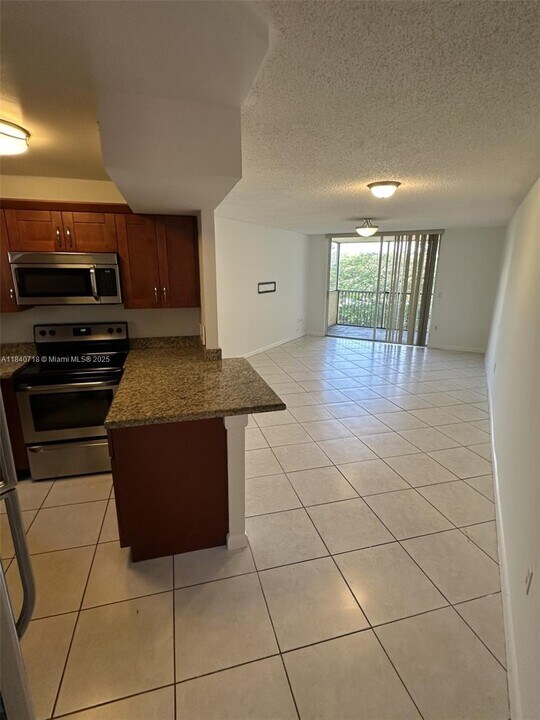 8363 Lake Dr in Doral, FL - Building Photo