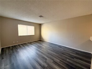 5206 Golden Ln in Las Vegas, NV - Building Photo - Building Photo