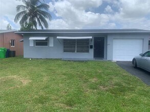 2761 NW 69th Ave in Sunrise, FL - Building Photo - Building Photo