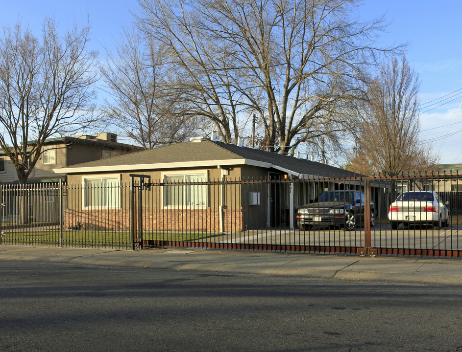 5261 Young St in Sacramento, CA - Building Photo