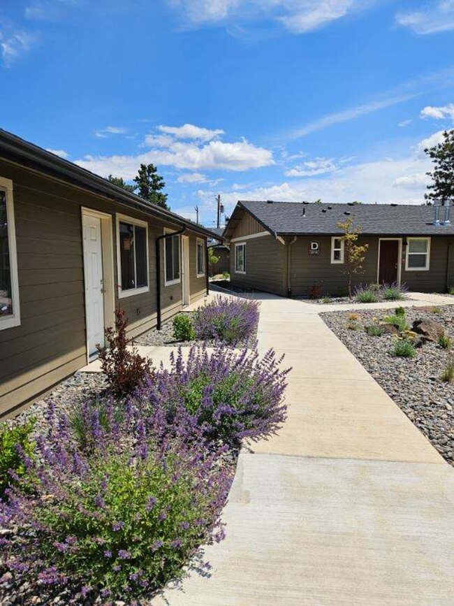 Lakeside Place Apartments in Bend, OR - Building Photo - Building Photo