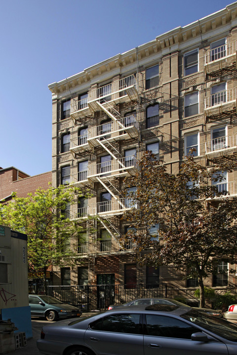 276 E 7th St in New York, NY - Building Photo