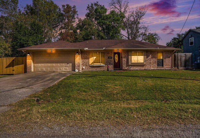 1027 Sycamore St in La Marque, TX - Building Photo - Building Photo