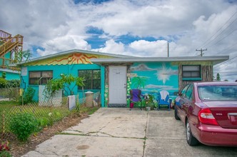 402 S Orlando Ave in Cocoa Beach, FL - Building Photo - Building Photo