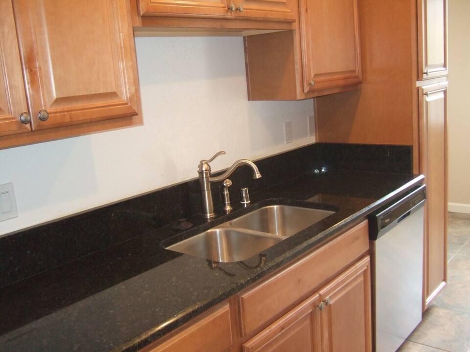 9175 Campina Dr in La Mesa, CA - Building Photo