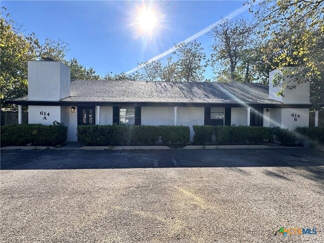 614 Mill St in San Marcos, TX - Building Photo - Building Photo