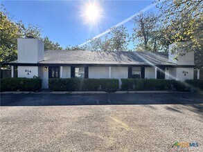 614 Mill St in San Marcos, TX - Building Photo - Building Photo