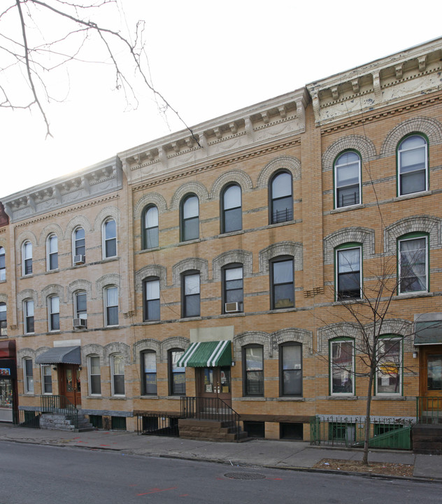 812 Seneca Ave in Ridgewood, NY - Building Photo