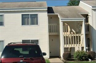 32 Coventry Ln, Unit Apt 3 in Muscatine, IA - Building Photo
