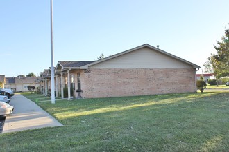 Plaza Garden Apartments in Highland, IL - Building Photo - Building Photo