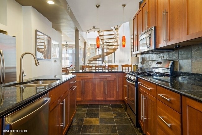 902 W Newport Ave in Chicago, IL - Building Photo - Building Photo