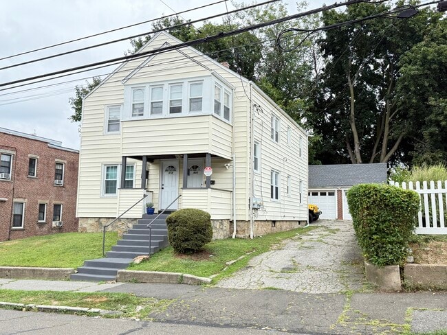 820 Brewster St in Bridgeport, CT - Building Photo - Building Photo