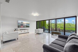 6124 Paradise Point Dr in Palmetto Bay, FL - Building Photo - Building Photo