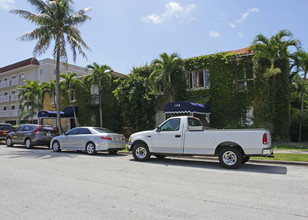 126 Mendoza Ave in Coral Gables, FL - Foto de edificio - Building Photo