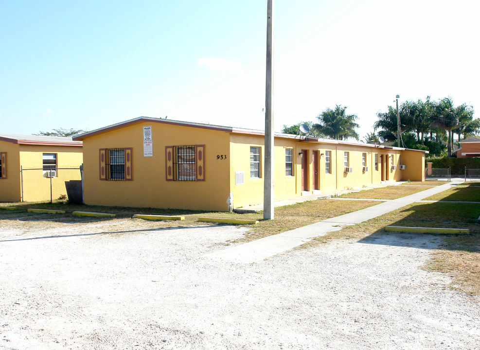 945-969 NW 2nd Ave in Homestead, FL - Foto de edificio