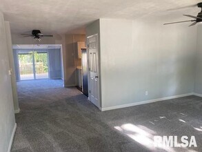 926 Cimarron Dr in Davenport, IA - Foto de edificio - Building Photo