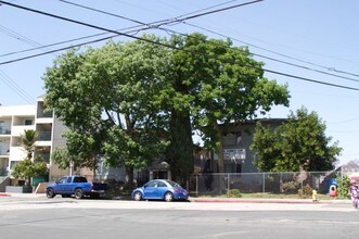 Loma Garden Apartments in Los Angeles, CA - Building Photo - Building Photo