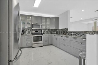 1081 NE 179th St in North Miami Beach, FL - Building Photo - Building Photo