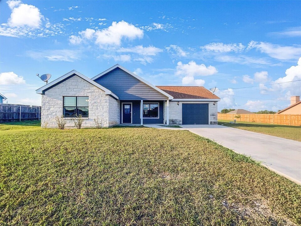164 Dandelion Trail in San Marcos, TX - Building Photo