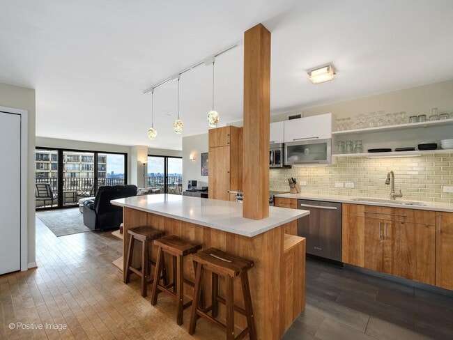 2020 N Lincoln Park W, Unit 28KL in Chicago, IL - Building Photo - Building Photo