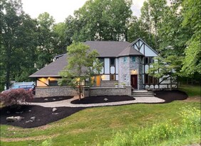 102 Longfellow Close in Moosic, PA - Building Photo