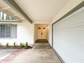 185 N Sabra Ave in Oak Park, CA - Building Photo - Building Photo