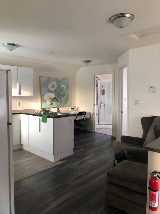 404 Montreal St in Kingston, ON - Building Photo