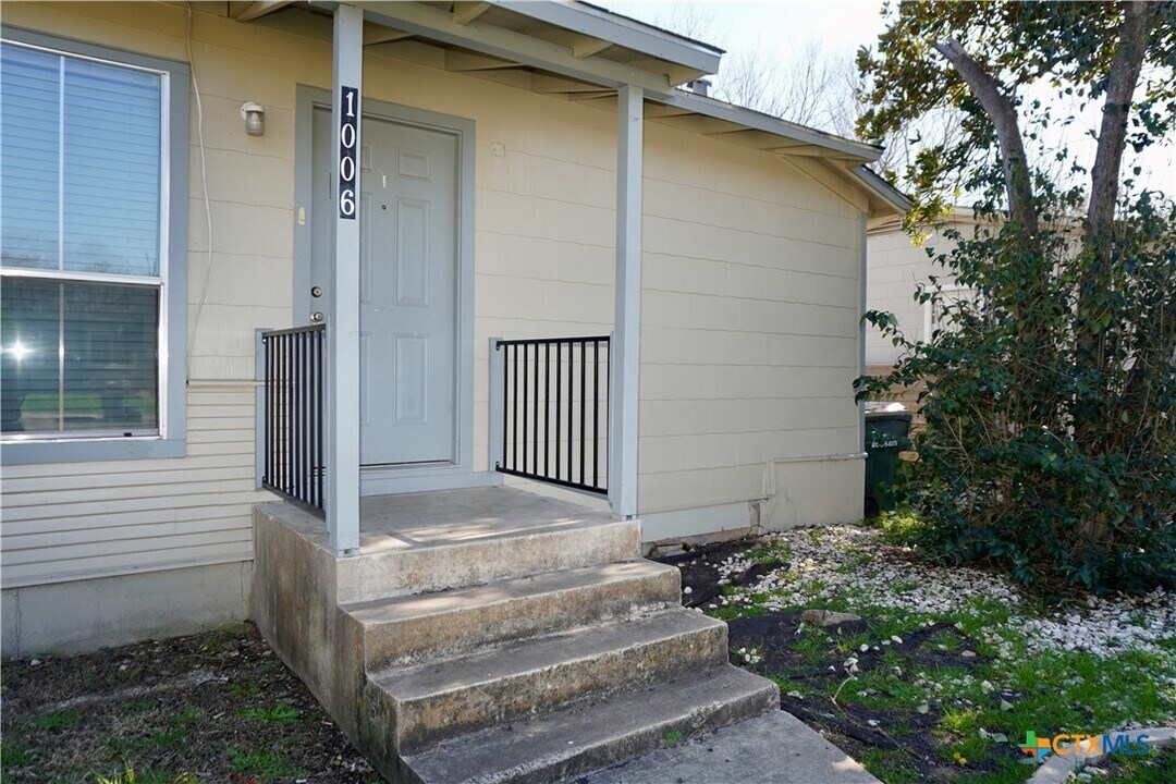 1006 Haynes St in San Marcos, TX - Building Photo