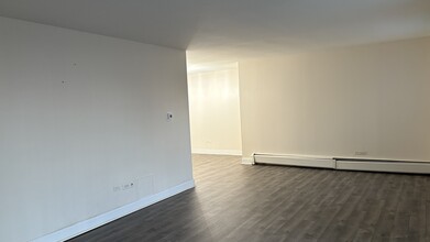 9001 Golf Rd in Des Plaines, IL - Building Photo - Building Photo