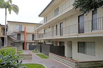Tuscany Villas in Torrance, CA - Foto de edificio - Building Photo