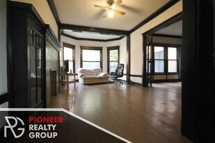 2425 N Sawyer Ave, Unit 2426-1W in Chicago, IL - Building Photo