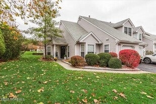 292 Daisy Dr in Freehold, NJ - Building Photo