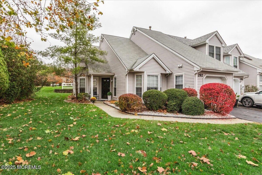 292 Daisy Dr in Freehold, NJ - Building Photo
