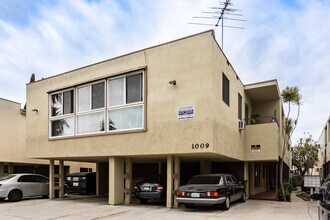 1009 N Croft Ave in Los Angeles, CA - Building Photo - Building Photo