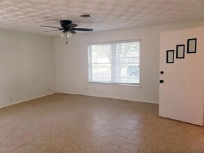 11038 Wyatt St in Dallas, TX - Building Photo - Building Photo