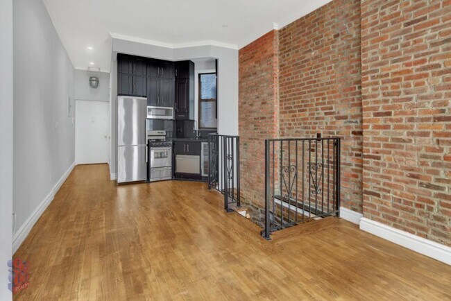 250 Mott St in New York, NY - Building Photo - Building Photo