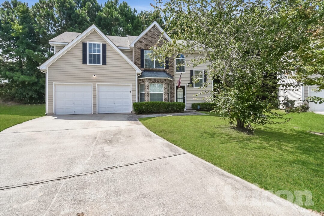 5849 Black Top Way in Fairburn, GA - Foto de edificio