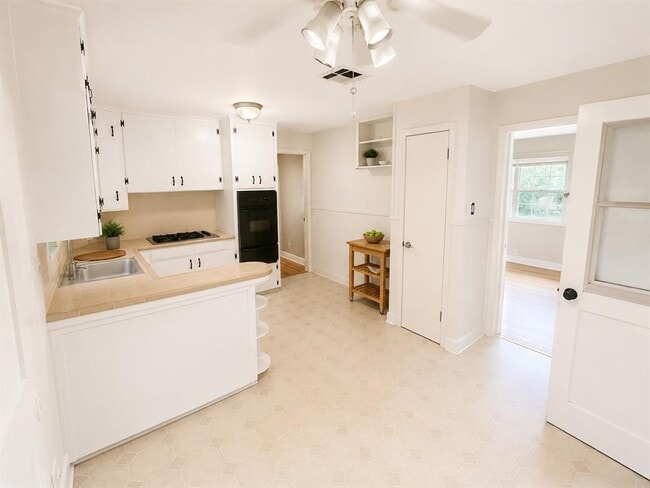 7521 Delafield Ln