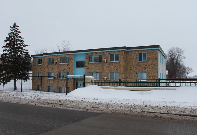 385 Brown Rd in Long Lake, MN - Foto de edificio - Building Photo