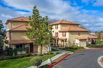 Tuscana Townhomes in Tracy, CA - Foto de edificio - Building Photo