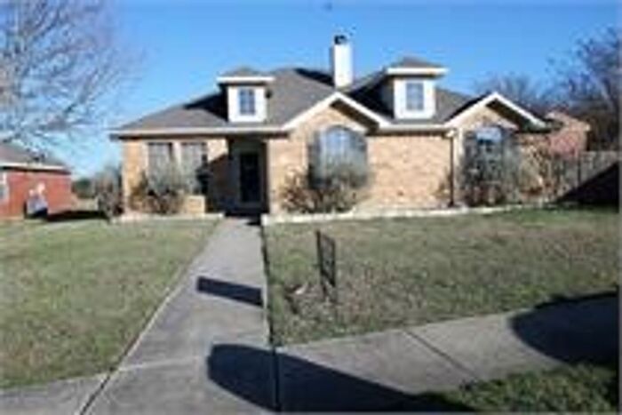 212 Shadow Bend Dr in Red Oak, TX - Building Photo