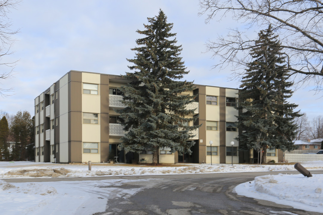 6 Birkshire Ct in Kitchener, ON - Building Photo