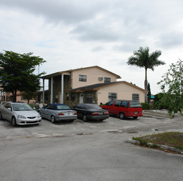 7321 NW 35th St in Hollywood, FL - Building Photo