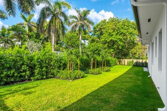 300 Ocean Blvd in Golden Beach, FL - Foto de edificio - Building Photo