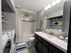 8225 Fairmount Dr in Denver, CO - Foto de edificio - Building Photo