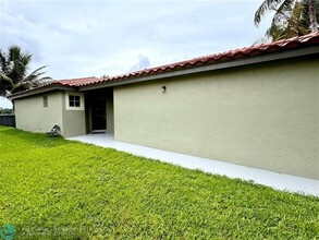 711 NW 182nd Way in Pembroke Pines, FL - Building Photo - Building Photo