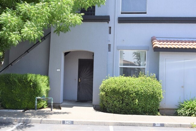 5201 Laguna Oaks Dr