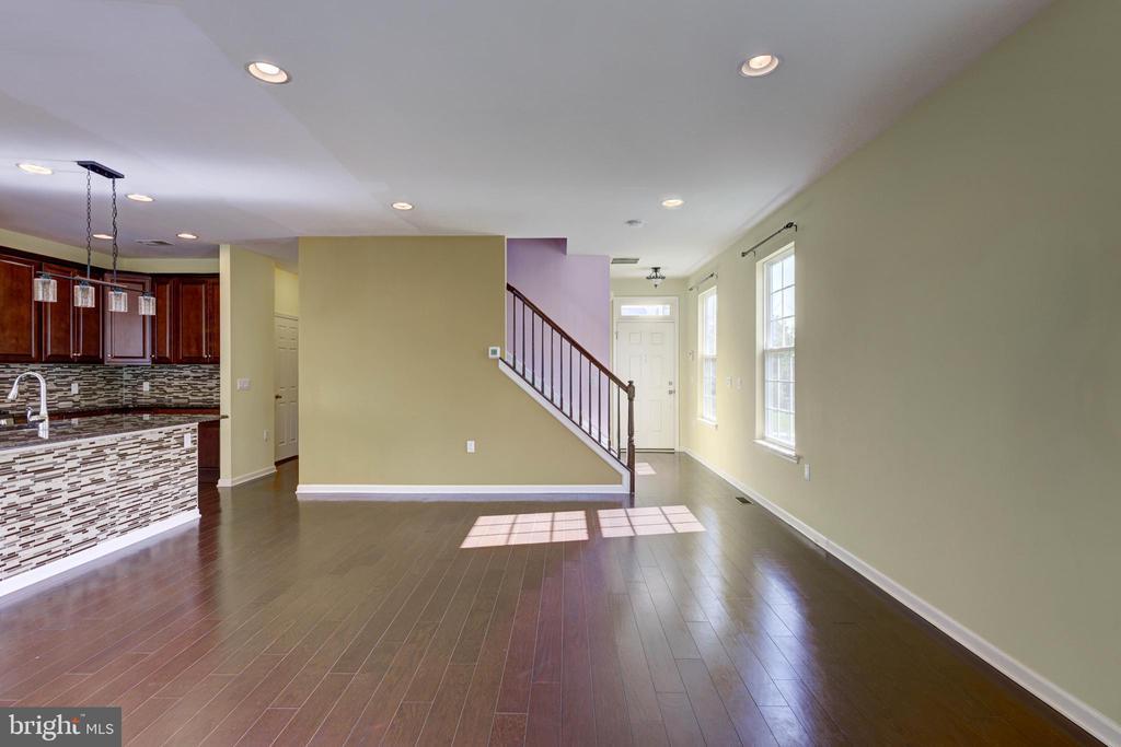 101 Pearce Ln in Monmouth Junction, NJ - Building Photo