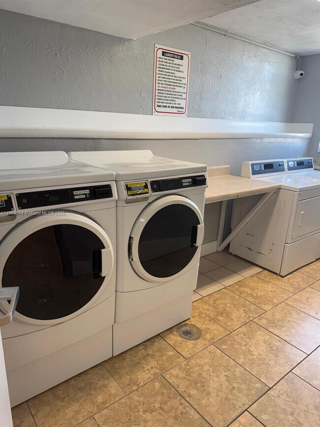 1251 NE 108th St, Unit 504 in Miami, FL - Building Photo - Building Photo